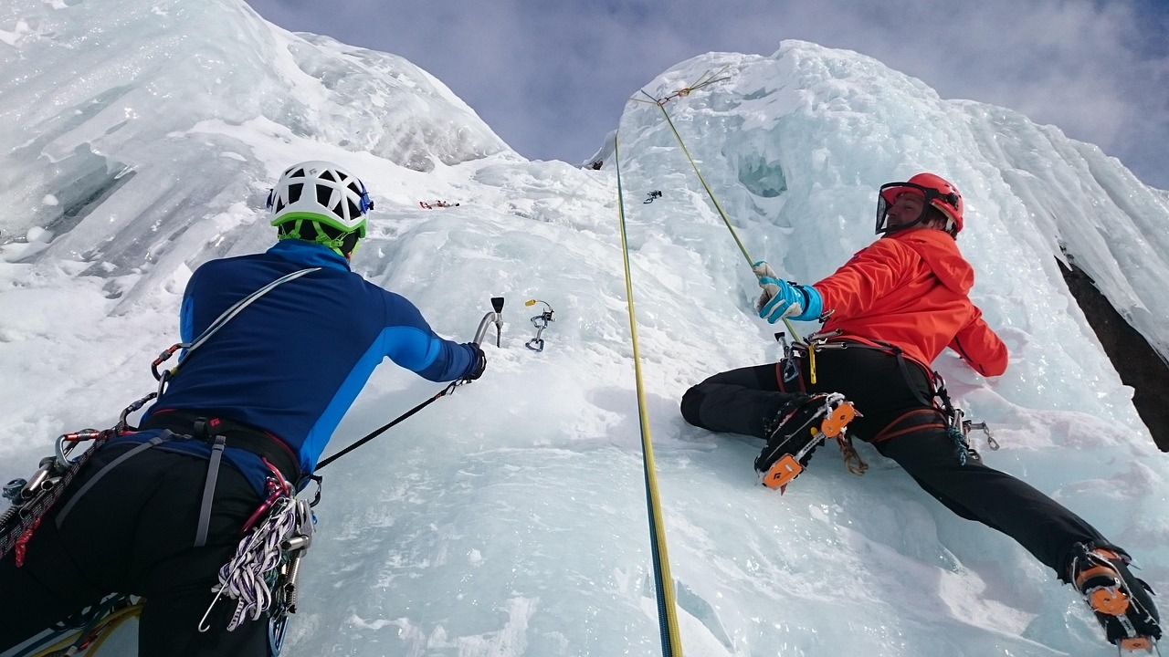 VerticalExtreme ist ein spezialisierter Outdoor- und Bergsportausrüster mit Fokus auf Klettern, Bergsteigen, Eisklettern und alpine Abenteuer. Gegründet von passionierten Bergsteigern, bietet der Laden eine breite Produktpalette, Expertenwissen und sorgfältig ausgewählte Marken für alle – vom Einsteiger bis zum erfahrenen Alpinisten. VerticalExtreme versteht sich nicht als allgemeiner Outdoor-Shop, sondern als echter Spezialist, bei dem Leistung, Sicherheit und Eignung für reale Bedingungen an erster Stelle stehen.