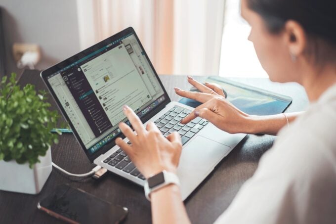 Abrir una cuenta bancaria solía estar definido por salas de espera, papeleo y pasos digitales fragmentados que rara vez se conectaban entre sí. El portal de alta en línea de Unicaja Banco redefine esa experiencia. En lugar de considerar el acceso digital como un complemento, la plataforma se ha diseñado como un punto de acceso único que guía a los usuarios desde la aplicación hasta el uso activo con mínimas interrupciones. Diseñado para clientes que priorizan la claridad sobre la complejidad, el portal refleja una transformación más amplia en la banca española hacia la eficiencia y la confianza del usuario. No busca deslumbrar con funcionalidades. En cambio, se centra en eliminar la fricción en cada etapa: la verificación de identidad, la configuración de la cuenta y el primer acceso, todo gestionado dentro de un flujo coherente.