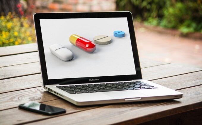 W dzisiejszym dynamicznym świecie wygoda i dostępność są kluczowe szczególnie w kontekście zdrowia i dobrego samopoczucia. Apteki internetowe odmieniły sposób, w jaki ludzie kupują leki, suplementy i produkty do higieny osobistej, oferując bezproblemową alternatywę dla tradycyjnych sklepów stacjonarnych. Platformą, która wyróżnia się na polskim rynku, jest i-Apteka.pl. Znana z szerokiego asortymentu i konkurencyjnych cen, stała się miejscem docelowym dla klientów poszukujących niezawodnych rozwiązań w zakresie opieki zdrowotnej online. Ale jak naprawdę działa? Przyjrzyjmy się bliżej.