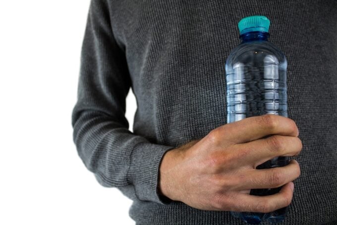 Irgendwann zwischen dem Verlassen des Hauses und dem Erreichen des Büros wird eine wiederverwendbare Flasche mehr als nur ein Behälter. Sie verwandelt sich in einen Begleiter, der auf Schreibtischen steht und unaufdringlich Werte vermittelt. 24Bottles wurde genau für diesen alltäglichen Moment entwickelt. Die Marke versteht Flüssigkeitszufuhr als bewusste Designentscheidung, bei der Nachhaltigkeit, Form und persönliche Identität harmonisch zusammenfließen, ohne aufdringlich oder belehrend zu wirken. Aus europäischer Sicht, insbesondere in der designbewussten deutschen Konsumkultur, ist die Anziehungskraft sofort spürbar. Die Flaschen wirken durchdacht. Sie konkurrieren nicht durch Neuheit um Aufmerksamkeit, sondern durch Zurückhaltung und Klarheit.